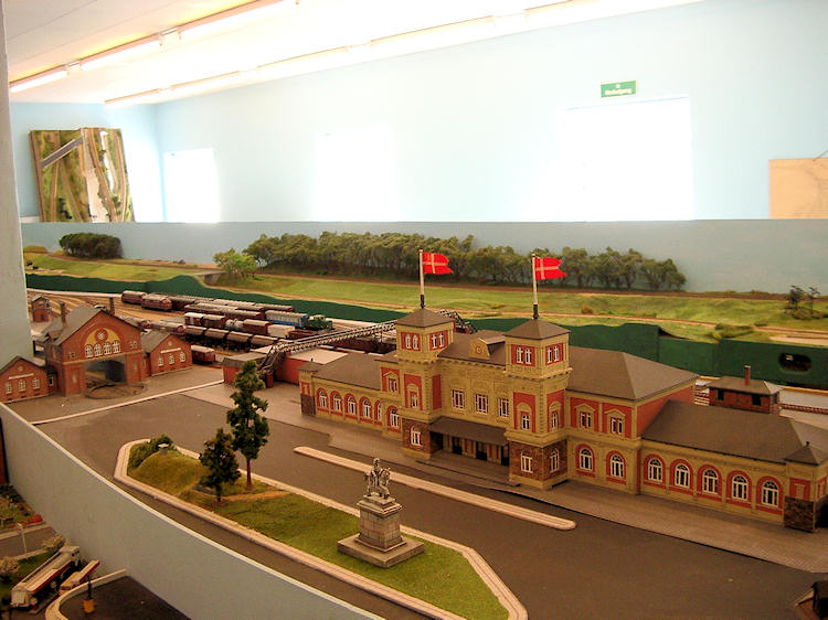 Model railway club HO Aalborg Denmark By KraftTrains.com. Go through the Model railway club H0 Aalborg in Aalborg Denmark and see what the Model railway club HO Aalborg Denmark has at www.KraftTrains.com .
Model jernbaneklub HO Aalborg Danmark Af KraftTrains.com. Gå gennem Model jernbaneklub H0 Aalborg i Aalborg Danmark og se, hvad Model jernbaneklub HO Aalborg Denmark har på www.KraftTrains.com. 
