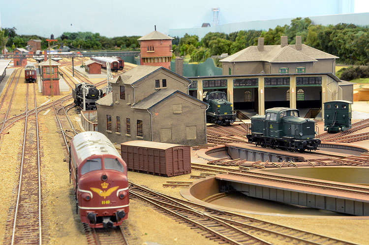 Model railway club HO Aalborg Denmark By KraftTrains.com. Go through the Model railway club H0 Aalborg in Aalborg Denmark and see what the Model railway club HO Aalborg Denmark has at www.KraftTrains.com .
Model jernbaneklub HO Aalborg Danmark Af KraftTrains.com. Gå gennem Model jernbaneklub H0 Aalborg i Aalborg Danmark og se, hvad Model jernbaneklub HO Aalborg Denmark har på www.KraftTrains.com. 
