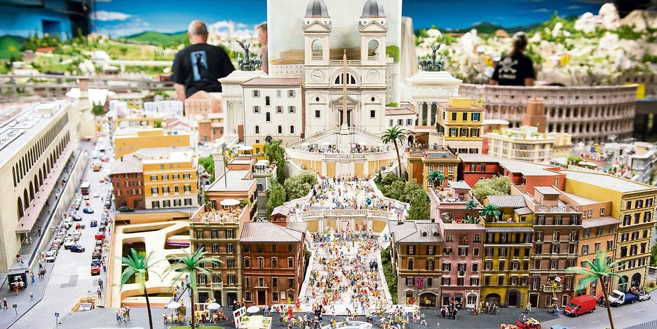 Miniatur Wunderland Hamburg Germany is the largest model railway in the world, and one of the most successful permanent exhibitions in Northern Germany. Learn all you can about the worlds largest model railway train set in Hamburg Germany Miniatur Wunderland. Miniatur Wunderland Hamburg Germany also has the worlds largest model train set and working airport. 