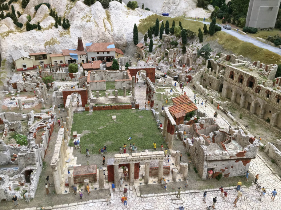 Miniatur Wunderland Hamburg Germany is the largest model railway in the world, and one of the most successful permanent exhibitions in Northern Germany. Learn all you can about the worlds largest model railway train set in Hamburg Germany Miniatur Wunderland. Miniatur Wunderland Hamburg Germany also has the worlds largest model train set and working airport. 