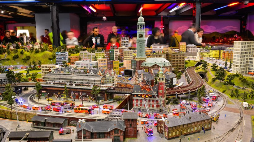 Miniatur Wunderland Hamburg Germany is the largest model railway in the world, and one of the most successful permanent exhibitions in Northern Germany. Learn all you can about the worlds largest model railway train set in Hamburg Germany Miniatur Wunderland. Miniatur Wunderland Hamburg Germany also has the worlds largest model train set and working airport. 