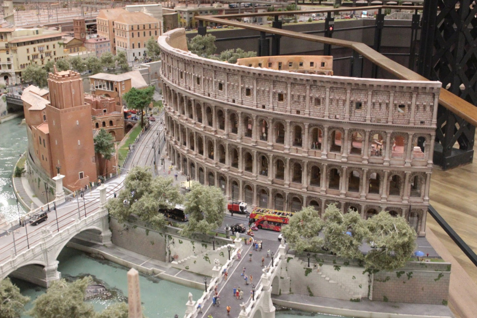 Miniatur Wunderland Hamburg Germany is the largest model railway in the world, and one of the most successful permanent exhibitions in Northern Germany. Learn all you can about the worlds largest model railway train set in Hamburg Germany Miniatur Wunderland. Miniatur Wunderland Hamburg Germany also has the worlds largest model train set and working airport. 