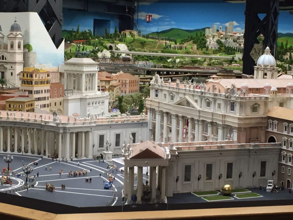Miniatur Wunderland Hamburg Germany is the largest model railway in the world, and one of the most successful permanent exhibitions in Northern Germany. Learn all you can about the worlds largest model railway train set in Hamburg Germany Miniatur Wunderland. Miniatur Wunderland Hamburg Germany also has the worlds largest model train set and working airport. 
