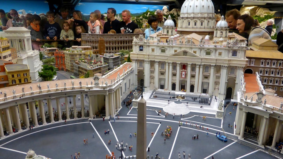 Miniatur Wunderland Hamburg Germany is the largest model railway in the world, and one of the most successful permanent exhibitions in Northern Germany. Learn all you can about the worlds largest model railway train set in Hamburg Germany Miniatur Wunderland. Miniatur Wunderland Hamburg Germany also has the worlds largest model train set and working airport. 