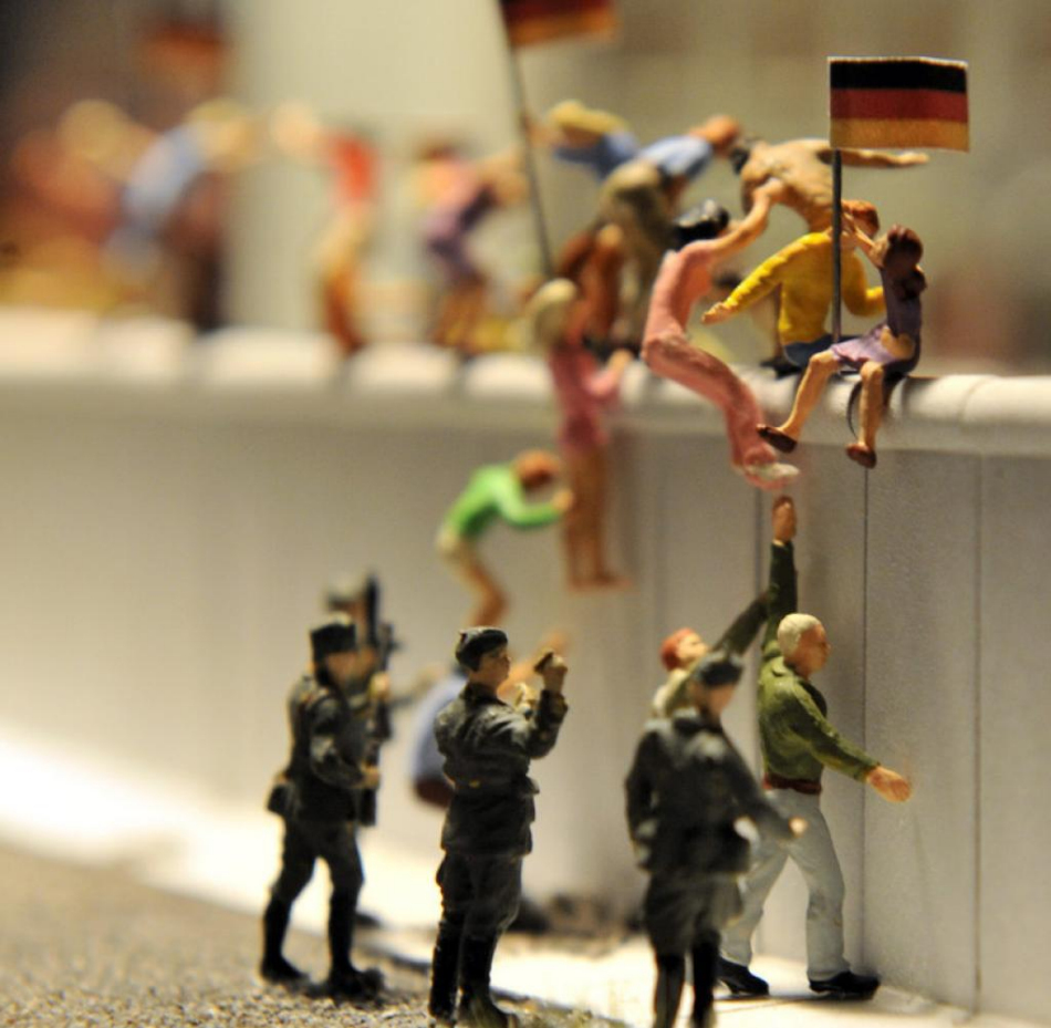 Miniatur Wunderland Hamburg Germany is the largest model railway in the world, and one of the most successful permanent exhibitions in Northern Germany. Learn all you can about the worlds largest model railway train set in Hamburg Germany Miniatur Wunderland. Miniatur Wunderland Hamburg Germany also has the worlds largest model train set and working airport. 