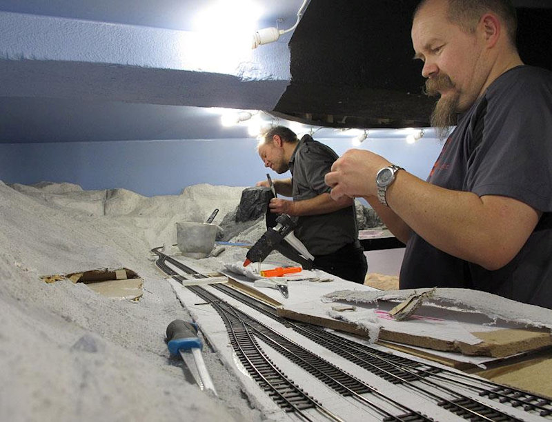 View the Trondhjem Modelljernbaneklubb TMJK (Trondhjem Model railway club) picture gallery in Trondheim Norway and, See what the Trondhjem Modelljernbaneklubb has to offer in model railroading. Learn about the TMJK History, watch videos, see club photos, and upcoming event at the Trondhjem Modelljernbaneklubb TMJK in Trondheim Norway.