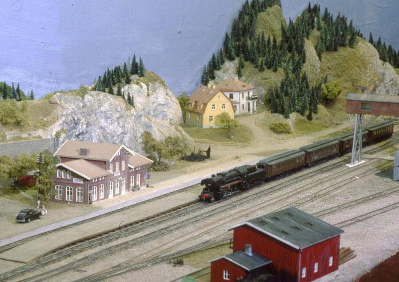 View the Trondhjem Modelljernbaneklubb TMJK (Trondhjem Model railway club) picture gallery in Trondheim Norway and, See what the Trondhjem Modelljernbaneklubb has to offer in model railroading. Learn about the TMJK History, watch videos, see club photos, and upcoming event at the Trondhjem Modelljernbaneklubb TMJK in Trondheim Norway.