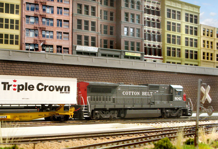 Visit Jarfalla Model Railroad Club in Jarfalla west of Stockholm, Sweden. See what Jarfalla Model Railroad Club has to offer in model railroading. Go to www.krafttrains.com and talk a tour of Jarfalla Model Railroad Club, see videos, pictures, learn about the club itself and its history in model railroading.
Besök Järfälla Modelljärnvägsklubb i Järfälla västra Stockholm. Se vad Järfälla Modelljärnvägsklubb har att erbjuda i modell railroading. Gå till www.krafttrains.com och prata en rundtur i Järfälla Modelljärnvägsklubb, se videor, bilder, lära sig om klubben själv och dess historia i modell railroading.
