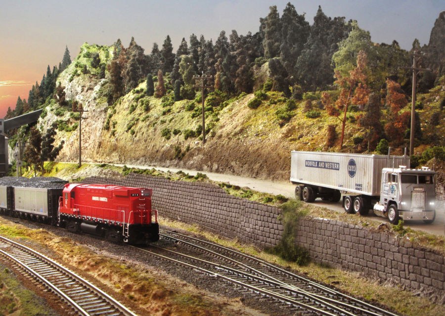 Visit Jarfalla Model Railroad Club in Jarfalla west of Stockholm, Sweden. See what Jarfalla Model Railroad Club has to offer in model railroading. Go to www.krafttrains.com and talk a tour of Jarfalla Model Railroad Club, see videos, pictures, learn about the club itself and its history in model railroading.
Besök Järfälla Modelljärnvägsklubb i Järfälla västra Stockholm. Se vad Järfälla Modelljärnvägsklubb har att erbjuda i modell railroading. Gå till www.krafttrains.com och prata en rundtur i Järfälla Modelljärnvägsklubb, se videor, bilder, lära sig om klubben själv och dess historia i modell railroading.
