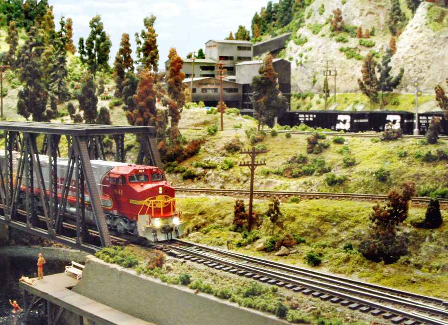 Visit Jarfalla Model Railroad Club in Jarfalla west of Stockholm, Sweden. See what Jarfalla Model Railroad Club has to offer in model railroading. Go to www.krafttrains.com and talk a tour of Jarfalla Model Railroad Club, see videos, pictures, learn about the club itself and its history in model railroading.
Besök Järfälla Modelljärnvägsklubb i Järfälla västra Stockholm. Se vad Järfälla Modelljärnvägsklubb har att erbjuda i modell railroading. Gå till www.krafttrains.com och prata en rundtur i Järfälla Modelljärnvägsklubb, se videor, bilder, lära sig om klubben själv och dess historia i modell railroading.
