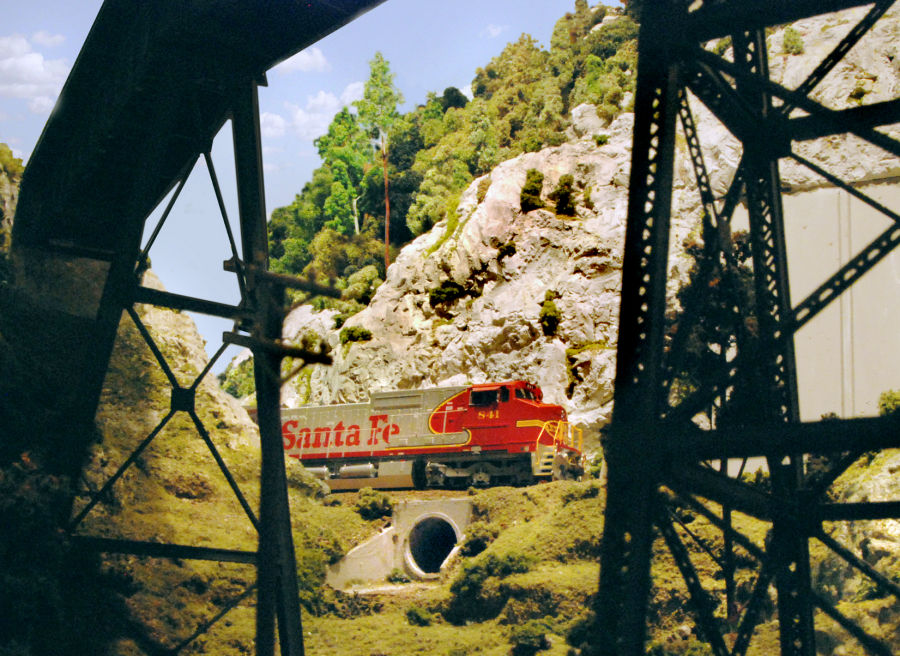 Visit Jarfalla Model Railroad Club in Jarfalla west of Stockholm, Sweden. See what Jarfalla Model Railroad Club has to offer in model railroading. Go to www.krafttrains.com and talk a tour of Jarfalla Model Railroad Club, see videos, pictures, learn about the club itself and its history in model railroading.
Besök Järfälla Modelljärnvägsklubb i Järfälla västra Stockholm. Se vad Järfälla Modelljärnvägsklubb har att erbjuda i modell railroading. Gå till www.krafttrains.com och prata en rundtur i Järfälla Modelljärnvägsklubb, se videor, bilder, lära sig om klubben själv och dess historia i modell railroading.
