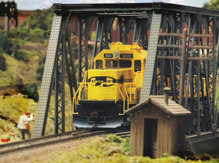 Visit Jarfalla Model Railroad Club in Jarfalla west of Stockholm, Sweden. See what Jarfalla Model Railroad Club has to offer in model railroading. Go to www.krafttrains.com and talk a tour of Jarfalla Model Railroad Club, see videos, pictures, learn about the club itself and its history in model railroading.
Besök Järfälla Modelljärnvägsklubb i Järfälla västra Stockholm. Se vad Järfälla Modelljärnvägsklubb har att erbjuda i modell railroading. Gå till www.krafttrains.com och prata en rundtur i Järfälla Modelljärnvägsklubb, se videor, bilder, lära sig om klubben själv och dess historia i modell railroading.
