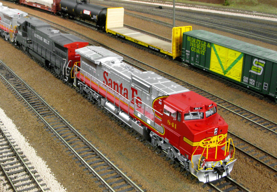 Visit Jarfalla Model Railroad Club in Jarfalla west of Stockholm, Sweden. See what Jarfalla Model Railroad Club has to offer in model railroading. Go to www.krafttrains.com and talk a tour of Jarfalla Model Railroad Club, see videos, pictures, learn about the club itself and its history in model railroading.
Besök Järfälla Modelljärnvägsklubb i Järfälla västra Stockholm. Se vad Järfälla Modelljärnvägsklubb har att erbjuda i modell railroading. Gå till www.krafttrains.com och prata en rundtur i Järfälla Modelljärnvägsklubb, se videor, bilder, lära sig om klubben själv och dess historia i modell railroading.
