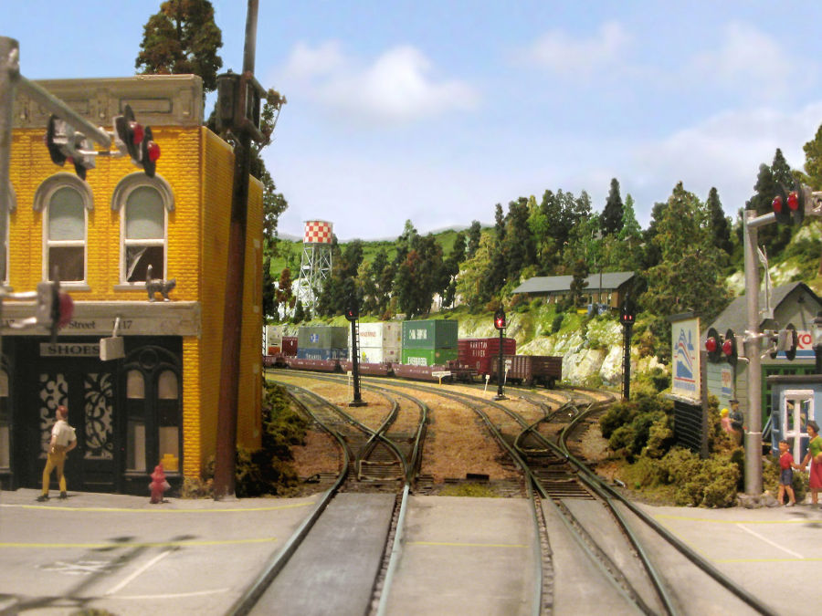 Visit Jarfalla Model Railroad Club in Jarfalla west of Stockholm, Sweden. See what Jarfalla Model Railroad Club has to offer in model railroading. Go to www.krafttrains.com and talk a tour of Jarfalla Model Railroad Club, see videos, pictures, learn about the club itself and its history in model railroading.
Besök Järfälla Modelljärnvägsklubb i Järfälla västra Stockholm. Se vad Järfälla Modelljärnvägsklubb har att erbjuda i modell railroading. Gå till www.krafttrains.com och prata en rundtur i Järfälla Modelljärnvägsklubb, se videor, bilder, lära sig om klubben själv och dess historia i modell railroading.
