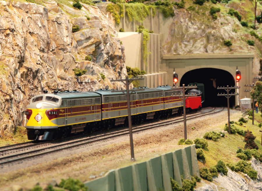 Visit Jarfalla Model Railroad Club in Jarfalla west of Stockholm, Sweden. See what Jarfalla Model Railroad Club has to offer in model railroading. Go to www.krafttrains.com and talk a tour of Jarfalla Model Railroad Club, see videos, pictures, learn about the club itself and its history in model railroading.
Besök Järfälla Modelljärnvägsklubb i Järfälla västra Stockholm. Se vad Järfälla Modelljärnvägsklubb har att erbjuda i modell railroading. Gå till www.krafttrains.com och prata en rundtur i Järfälla Modelljärnvägsklubb, se videor, bilder, lära sig om klubben själv och dess historia i modell railroading.
