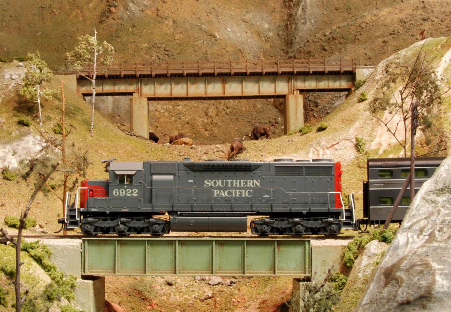 Visit Jarfalla Model Railroad Club in Jarfalla west of Stockholm, Sweden. See what Jarfalla Model Railroad Club has to offer in model railroading. Go to www.krafttrains.com and talk a tour of Jarfalla Model Railroad Club, see videos, pictures, learn about the club itself and its history in model railroading.
Besök Järfälla Modelljärnvägsklubb i Järfälla västra Stockholm. Se vad Järfälla Modelljärnvägsklubb har att erbjuda i modell railroading. Gå till www.krafttrains.com och prata en rundtur i Järfälla Modelljärnvägsklubb, se videor, bilder, lära sig om klubben själv och dess historia i modell railroading.
