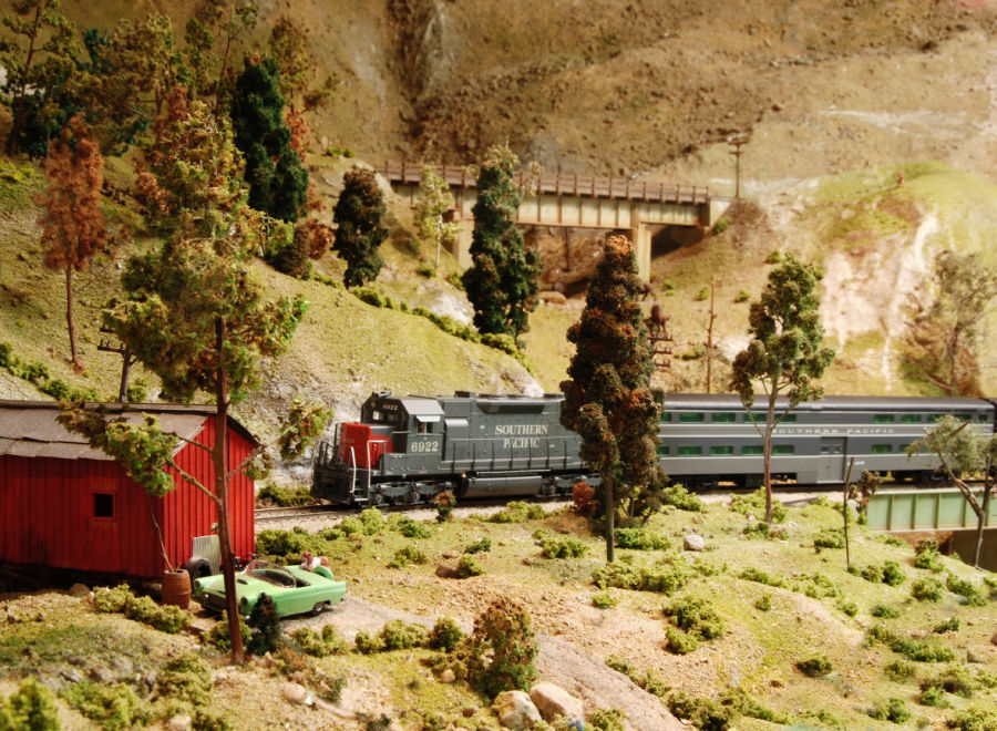 Visit Jarfalla Model Railroad Club in Jarfalla west of Stockholm, Sweden. See what Jarfalla Model Railroad Club has to offer in model railroading. Go to www.krafttrains.com and talk a tour of Jarfalla Model Railroad Club, see videos, pictures, learn about the club itself and its history in model railroading.
Besök Järfälla Modelljärnvägsklubb i Järfälla västra Stockholm. Se vad Järfälla Modelljärnvägsklubb har att erbjuda i modell railroading. Gå till www.krafttrains.com och prata en rundtur i Järfälla Modelljärnvägsklubb, se videor, bilder, lära sig om klubben själv och dess historia i modell railroading.
